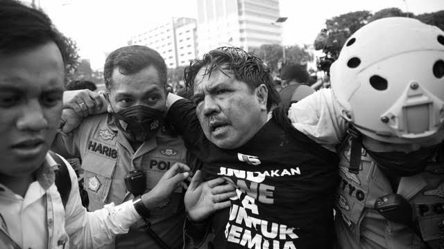 Ade Armando, dosen Universitas Indonesia, dikeroyok massa saat aksi mahasiswa 11 April 2022. 